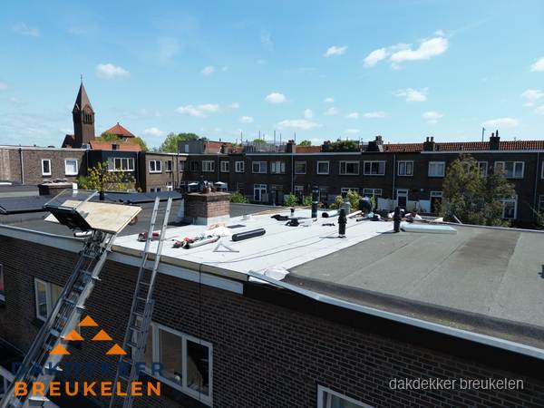 Dakdekkers aan het werk op plat dak in Breukelen Dakdekkers aan het werk op plat dak in Breukelen