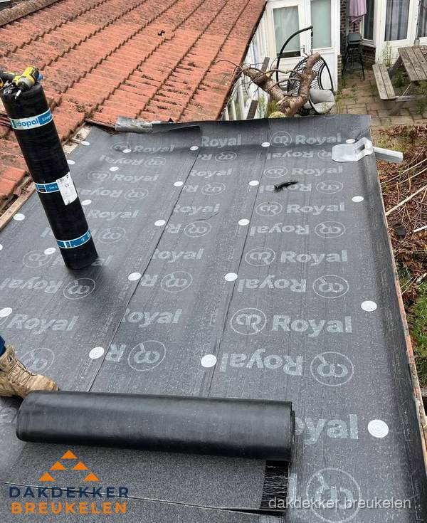 Bitumen dakbedekking leggen op plat dak aanbouw in Breukelen