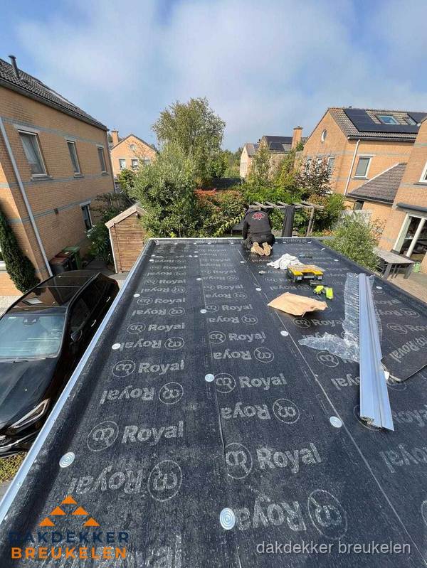 Nieuwe Royal bitumen dakbedekking op plat dak van aanbouw in Breukelen Nieuwe Royal bitumen dakbedekking op plat dak van aanbouw in Breukelen