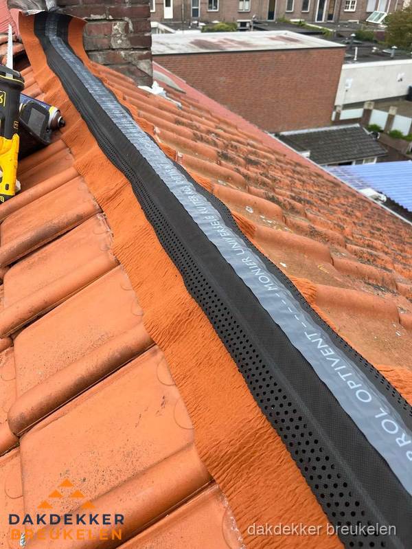 Nokventilatie installeren op hellend pannendak in Breukelen