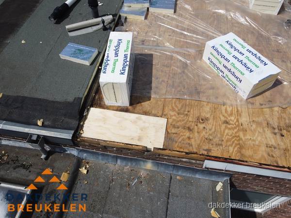 Plat dak isolatie met Kingspan isolatieplaten tijdens renovatie in Breukelen