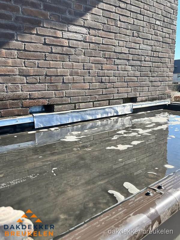 Stilstaand water op plat dak door slechte afwatering in Breukelen