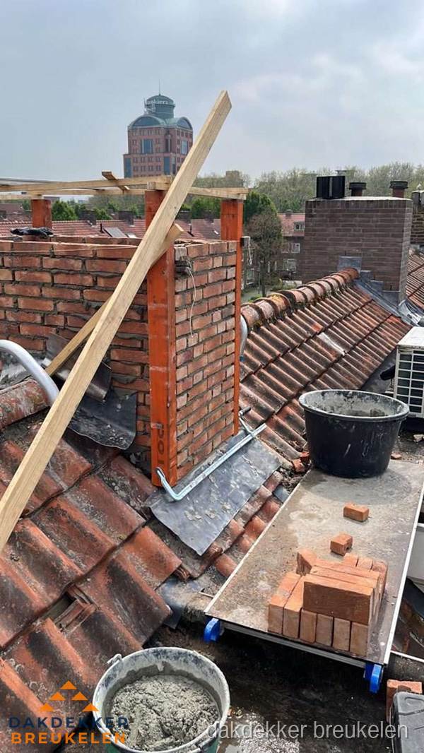 Schoorsteen renovatie met metselwerk op schuin dak in Breukelen Schoorsteen renovatie met metselwerk op schuin dak in Breukelen