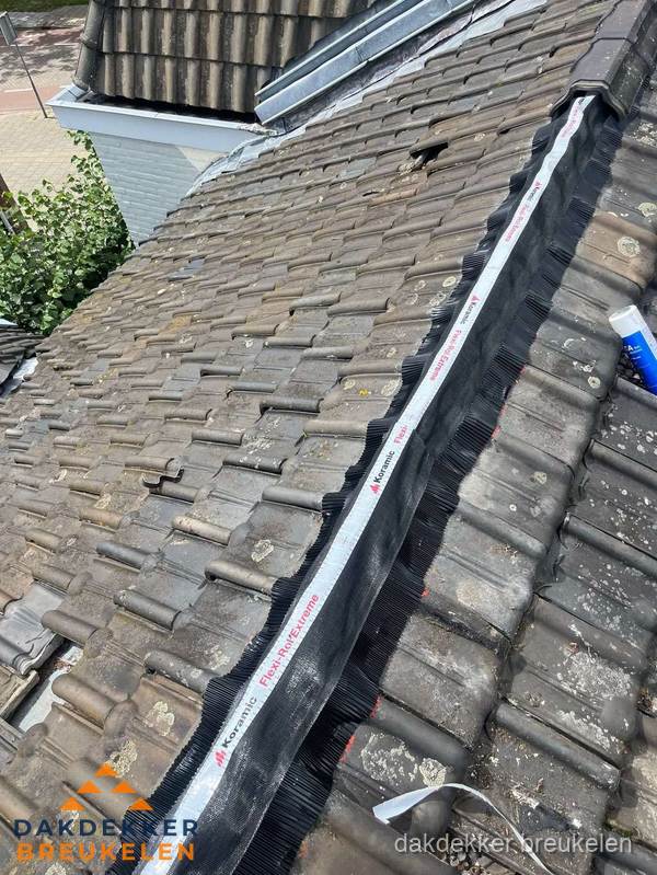 Nokvorst renovatie met Koramic nokrol op schuin pannendak in Breukelen Nokvorst renovatie met Koramic nokrol op schuin pannendak in Breukelen