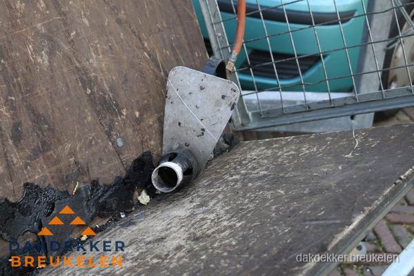 Dakdekkers gasbrander voor bitumen werkzaamheden in Breukelen