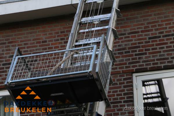 Ladderlift met dakpannen voor dakpan reparatie in Breukelen