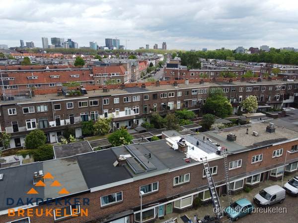 Spoed dakdekker aan het werk op plat dak in woonwijk Breukelen Spoed dakdekker aan het werk op plat dak in woonwijk Breukelen