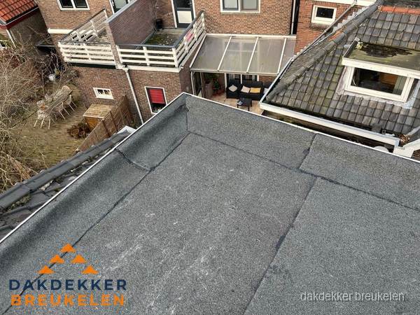 Overzicht plat dak met dakgoot in woonwijk Breukelen