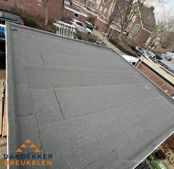 Nieuwe bitumen dakbedekking op plat dak van garage in Breukelen