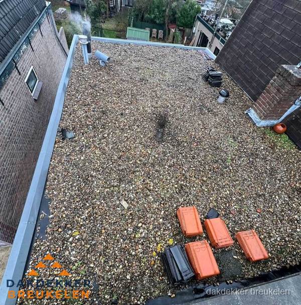 Plat dak met grindballast en dakdoorvoeren in Breukelen