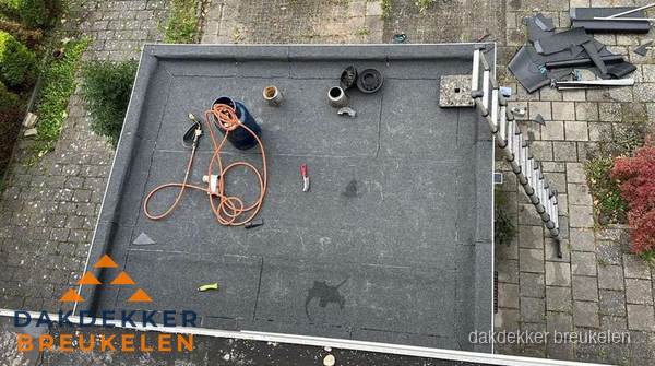 Plat dak met nieuwe bitumen bedekking in Breukelen Plat dak met nieuwe bitumen bedekking in Breukelen