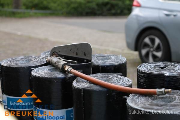 Rollen bitumen dakbedekking EshaGum klaar voor installatie in Breukelen