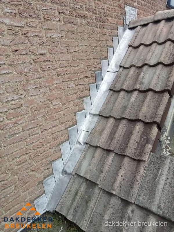 Loodslabben langs dakaansluiting bij bakstenen muur in Breukelen