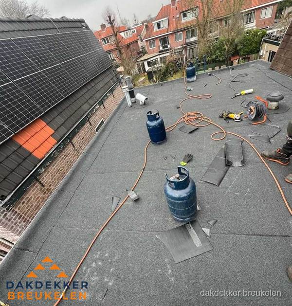 Daklekkage repareren met brandgereedschap op plat dak in Breukelen